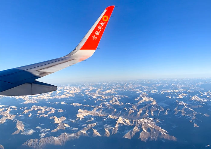 plane-enters-tibet