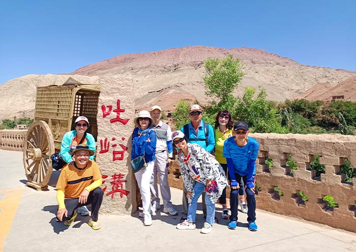 turpan-tuyoq-village-tourists1